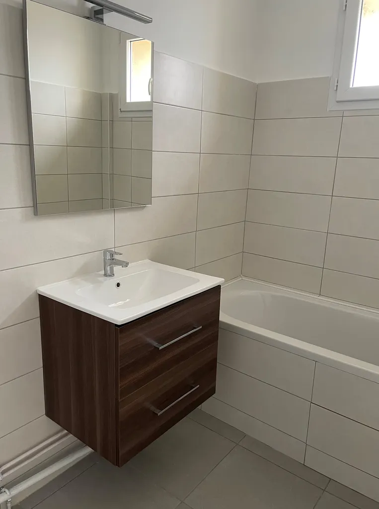 Salle de bain rénovée à Villefranche-sur-Saône (Rhône – 69) avec nouveaux carrelages et équipements modernes pour un espace plus confortable