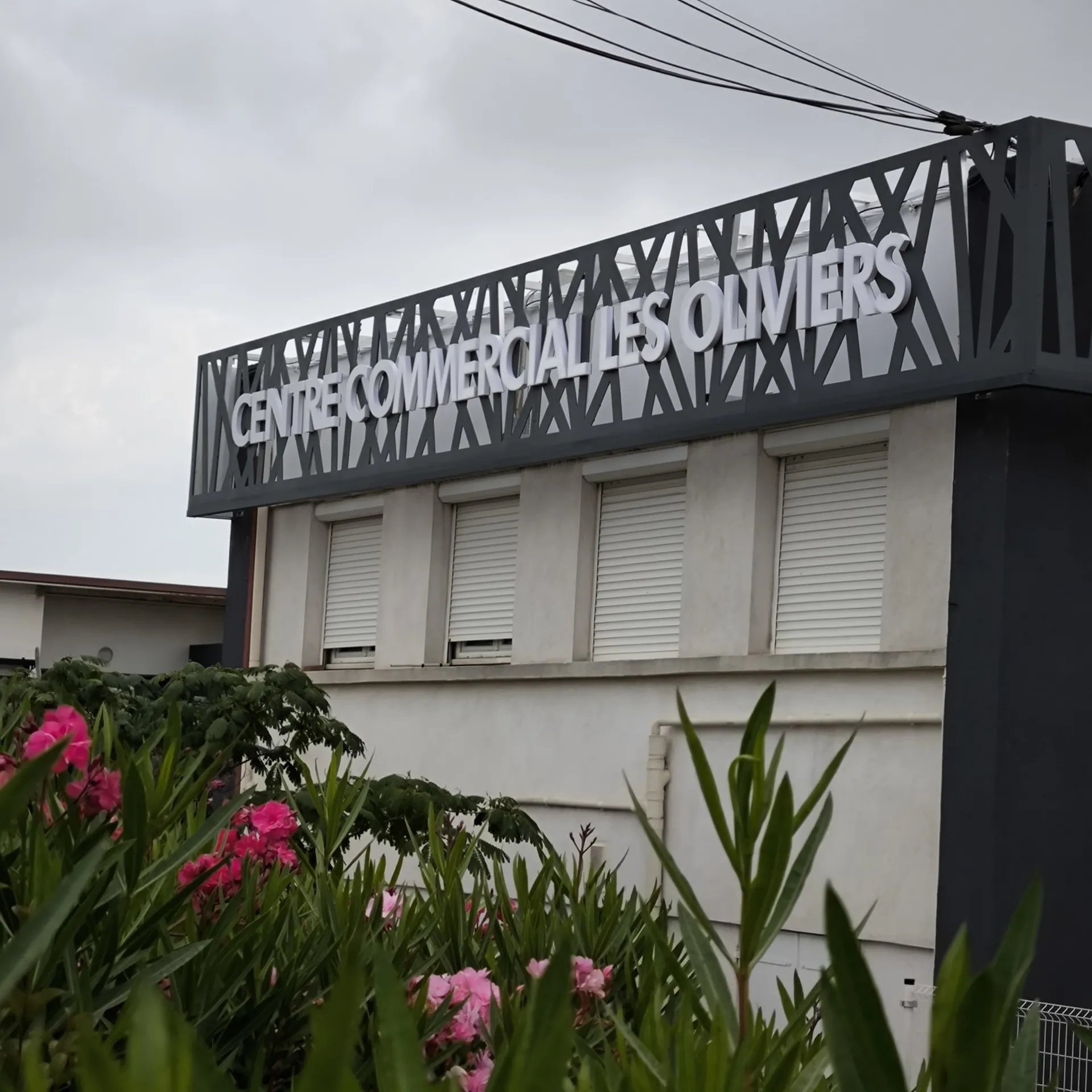 Installation d’une enseigne lumineuse au Centre Commercial Les Oliviers – Châteauneuf-les-Martigues