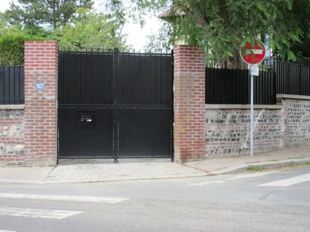 Fabrication et pose de portail à 2 vantaux acier motorisé au HAVRE 76