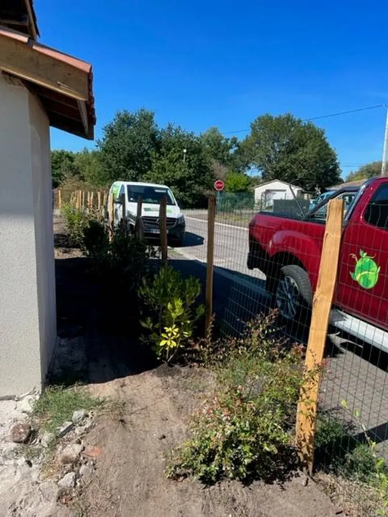 Création d’une clôture provisoire et discrète sur un terrain situé dans les Landes