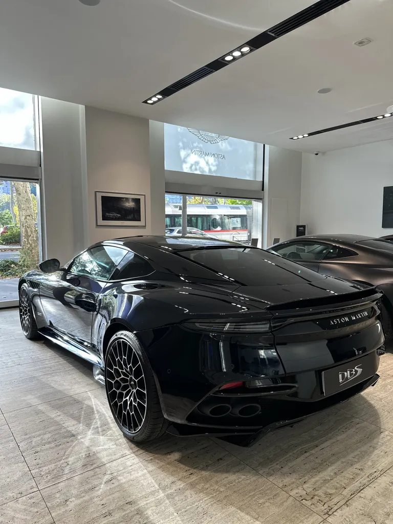 EMB detailing utilise Le Q² Infinite Base Type 1 qui est la première protection au monde à base de polysilanaze modifiée à la fluorine à Lyon