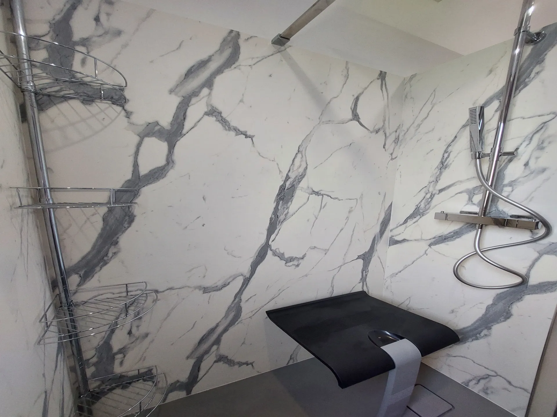 Intérieur d'une douche d'une salle de bain tendance