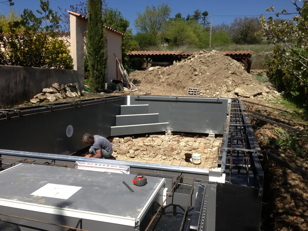 Montage structure piscine béton par Aquarev'Piscines à Forcalquier 04300