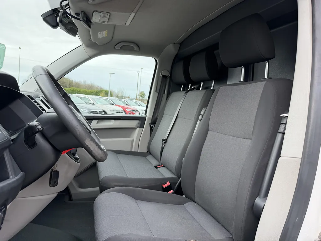 Vente utilitaire occasion Volkswagen Transporter Business Line diesel à prix attractif chez Caudebec Automobiles proche du Havre et de Rouen