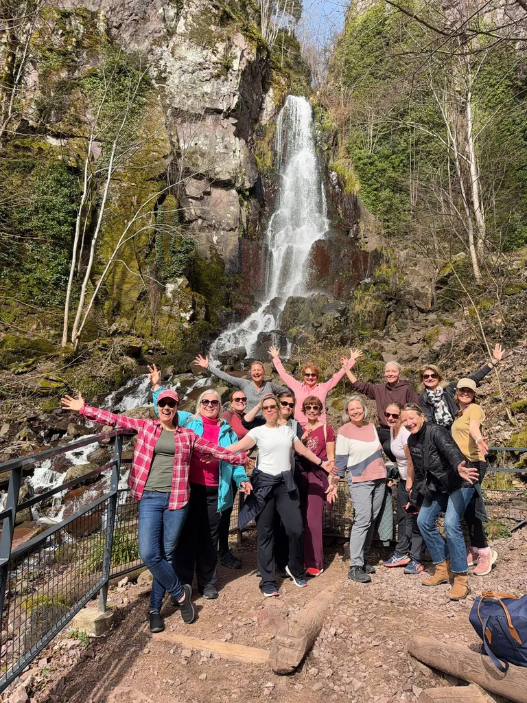 Groupe de touristes qui visitent l'Alsace et la cascade du Nideck