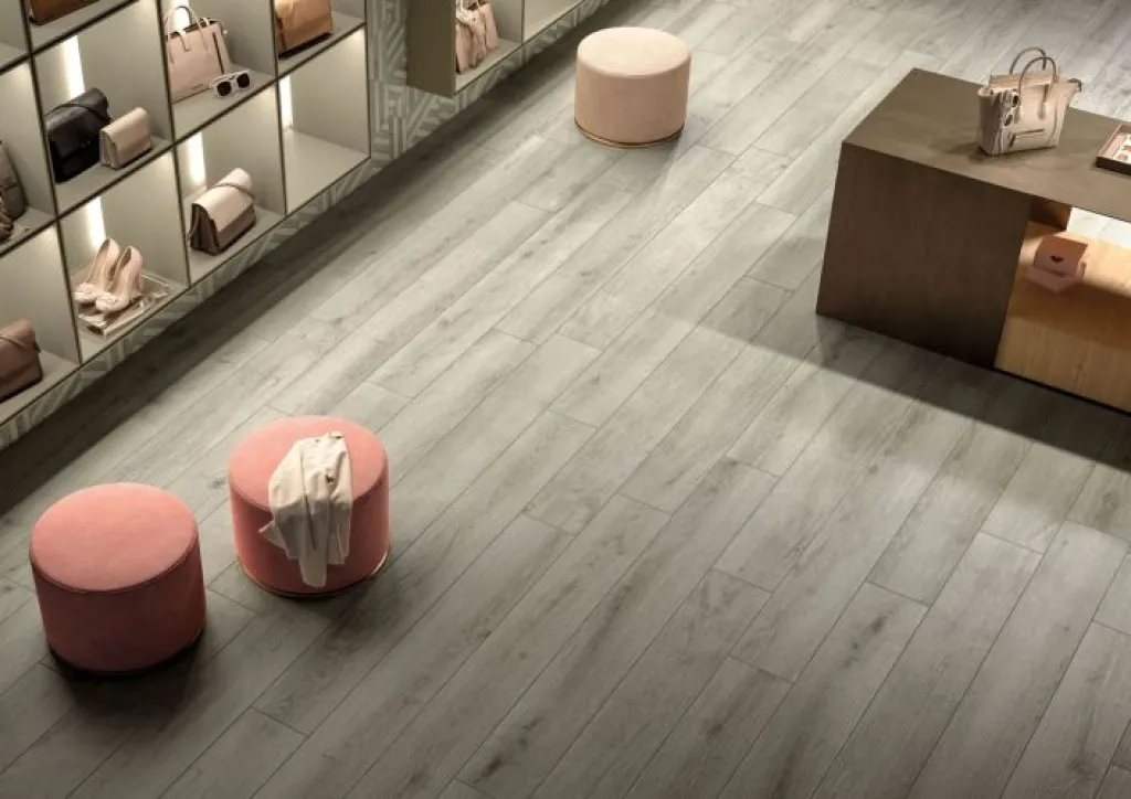 Les bureaux à Rouen adoptent le style bois sobre d’ALNUS pour créer une atmosphère accueillante et professionnelle.