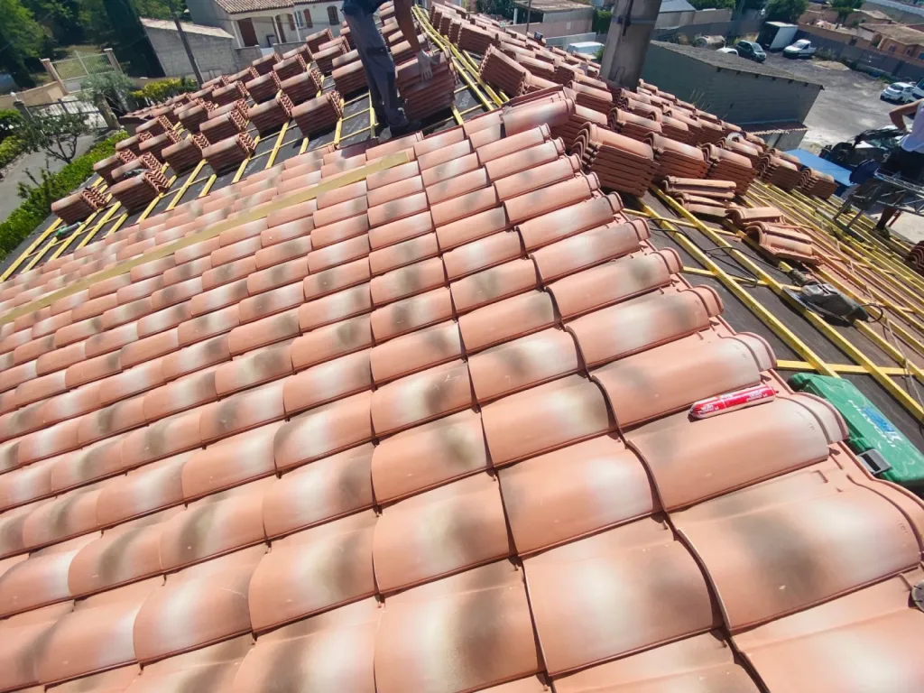 Remplacement d’une toiture de maison en tuiles Mécaniques Abeilles sur Aix en Provence