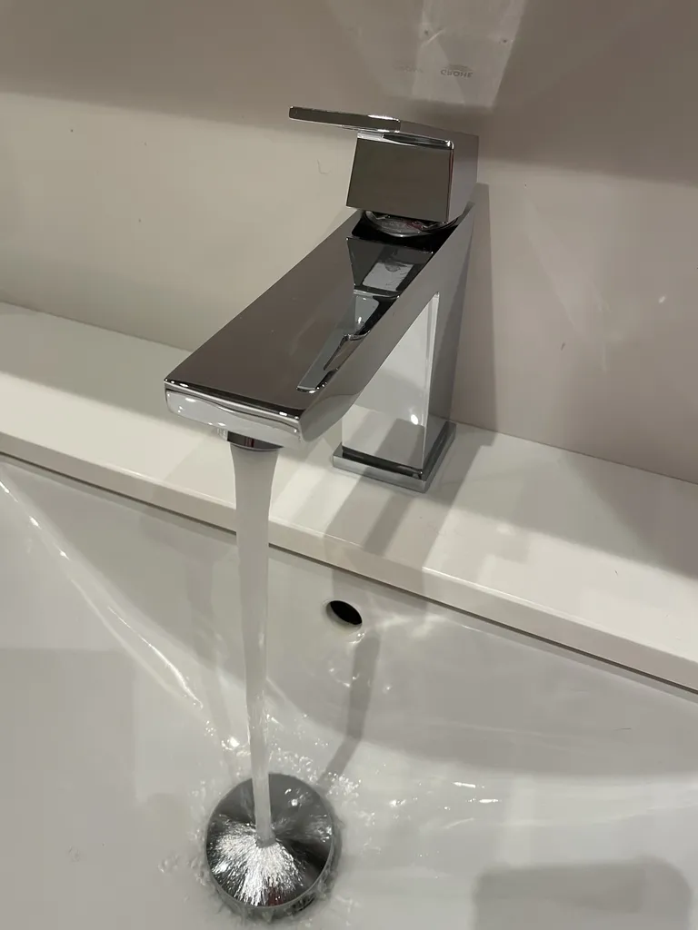 Robinet avec eau adoucie après installation d’un adoucisseur pour éliminer le calcaire et améliorer le confort