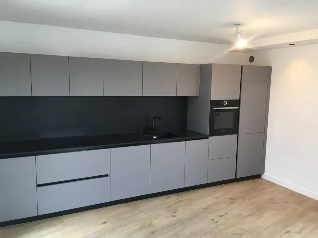 Cuisine linéaire avec plan de travail granit noir lyon 
