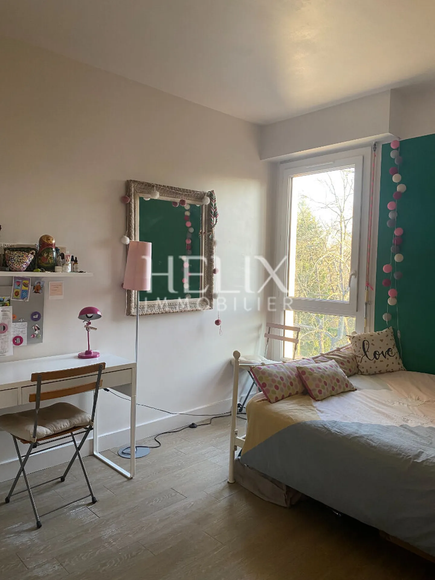 Belle appartement familial de 83m2, très lumineux, au dernier étage d'un immeuble en pierre de taille à l'entrée du parc de Maisons Laffitte comprenant un séjour exposé sud, 3 chambres  et un bureau.