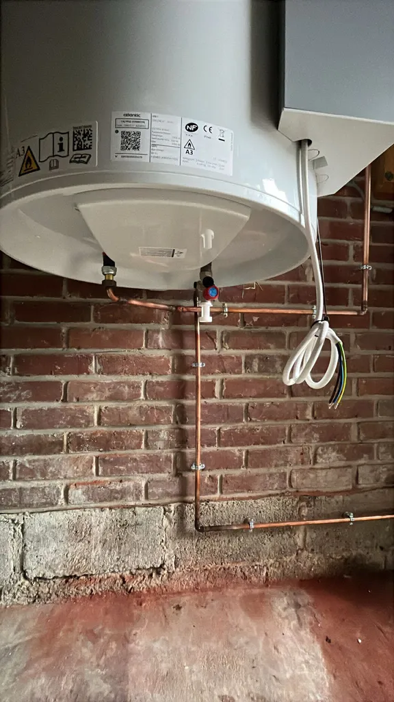 Vente et installation d'un chauffe eau thermodynamique Atlantic 200l dans un sous-sol par nos chauffagistes pour amélioration DPE