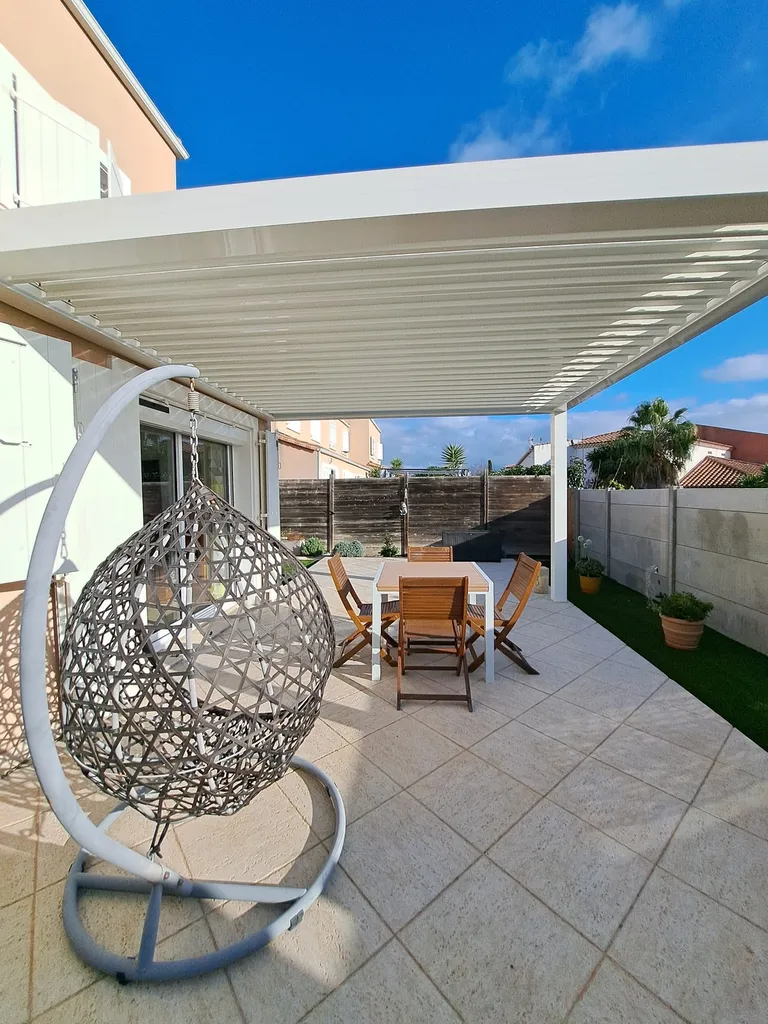 Pergola bioclimatique aluminium RAL 9010 sur mesure fabrication française haut de gamme par RG HABITAT à Poussan