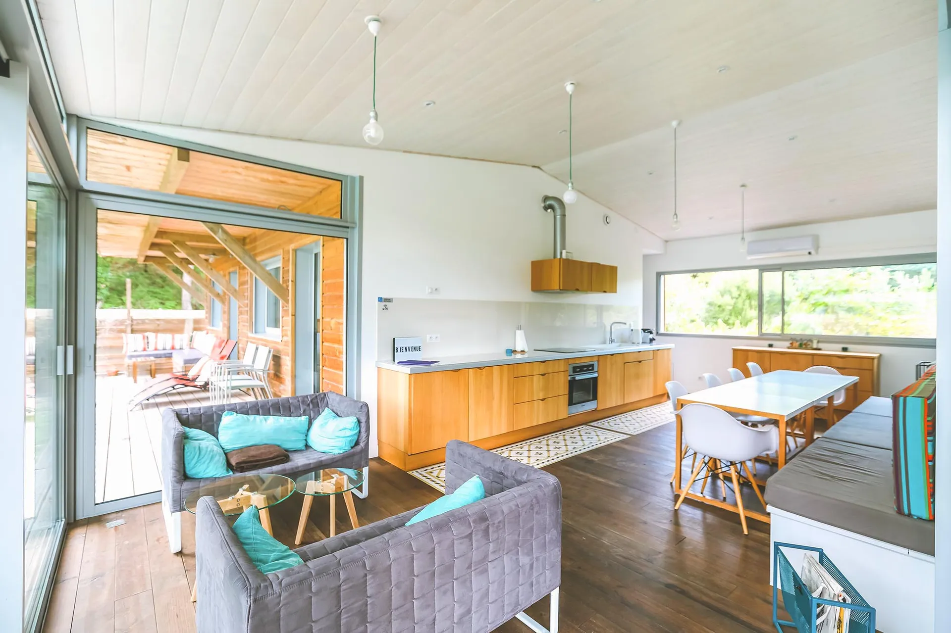 Architecture d'intérieur et rénovation durable de villa avec piscine à Mimizan pour créer des espaces de vie uniques