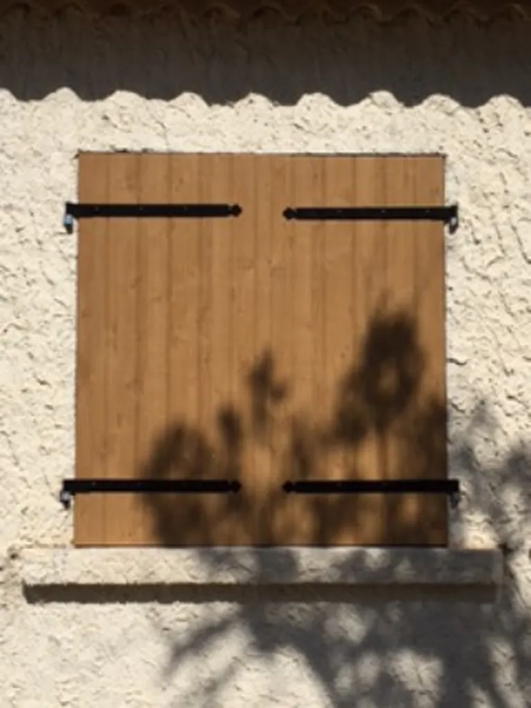 Installation de volets battants PVC dans le Luberon 84
