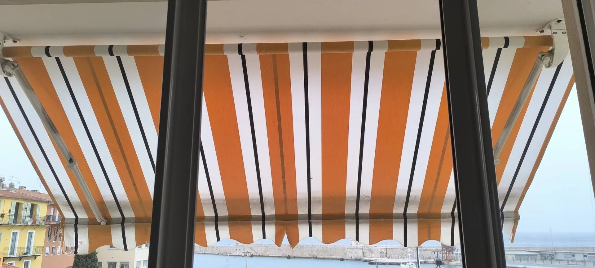 Pose stores à projection extérieurs Nice - EST vieux port (06)