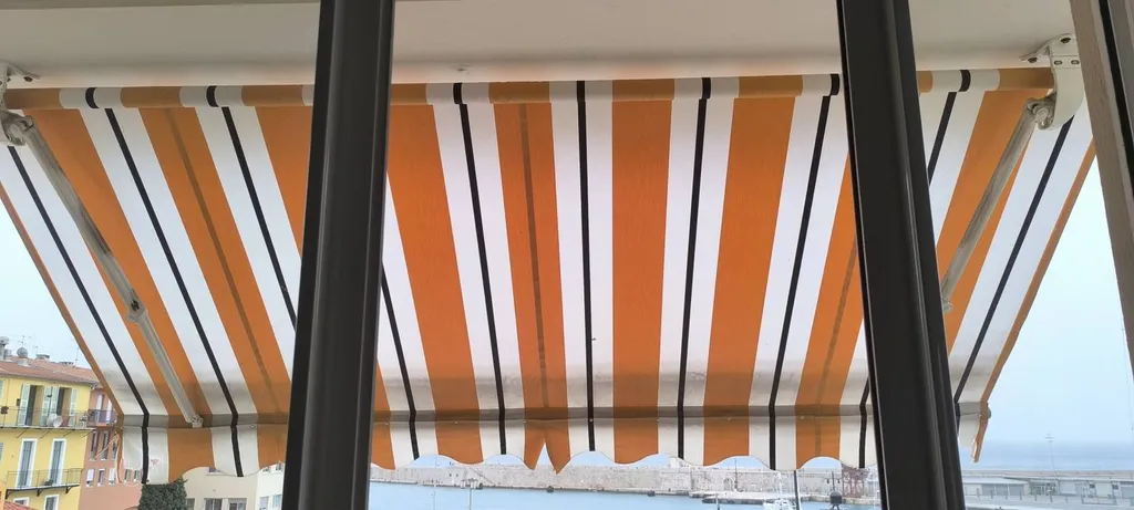 Pose stores à projection extérieurs Nice - EST vieux port (06)