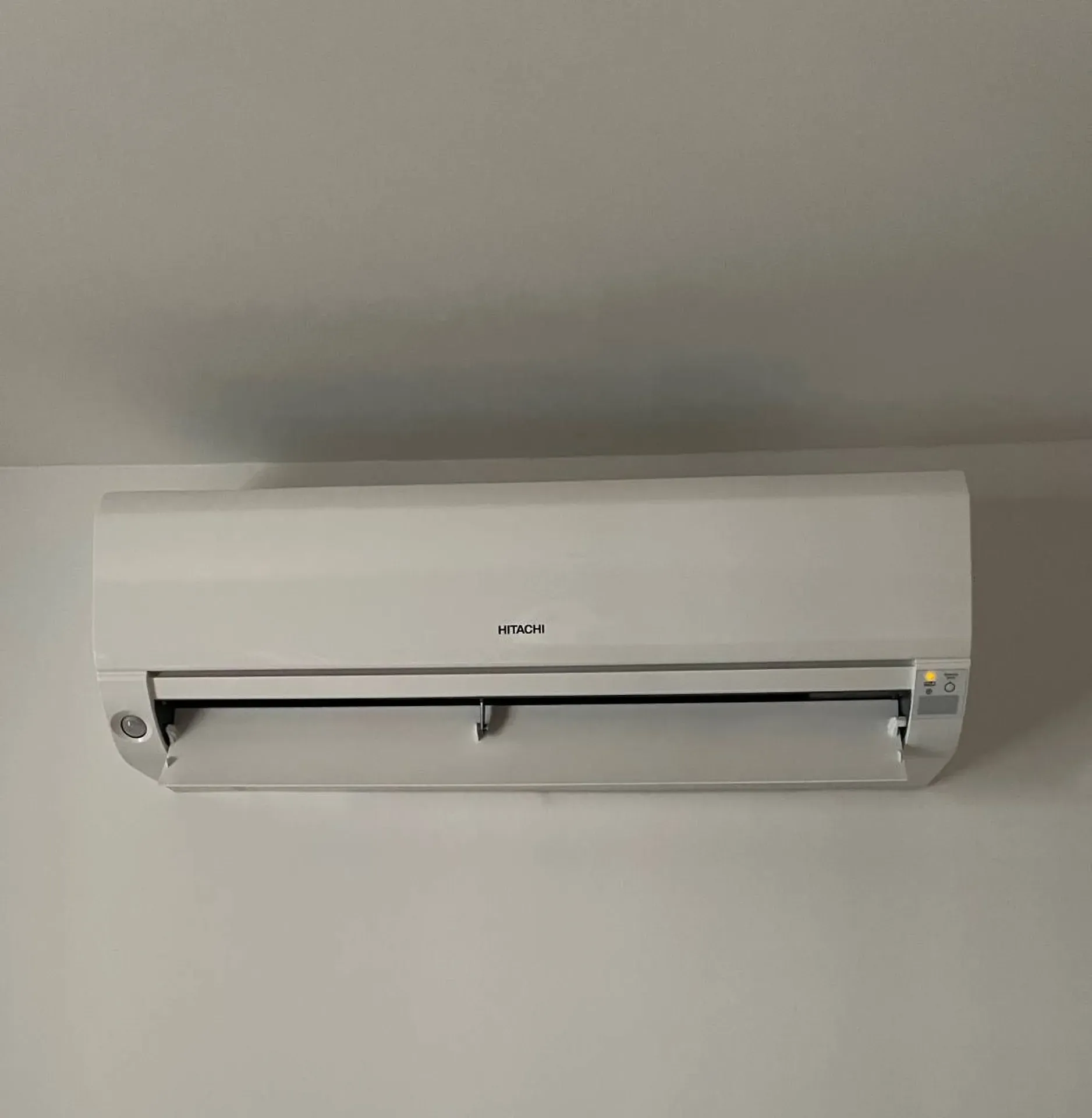 Split de pompe à chaleur air/air installé pour le chauffage et la climatisation, solution performante pour réduire la consommation d’énergie et améliorer le confort thermique