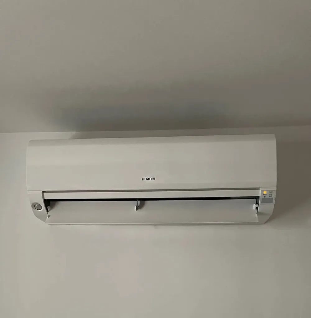 Split de pompe à chaleur air/air installé pour le chauffage et la climatisation, solution performante pour réduire la consommation d’énergie et améliorer le confort thermique