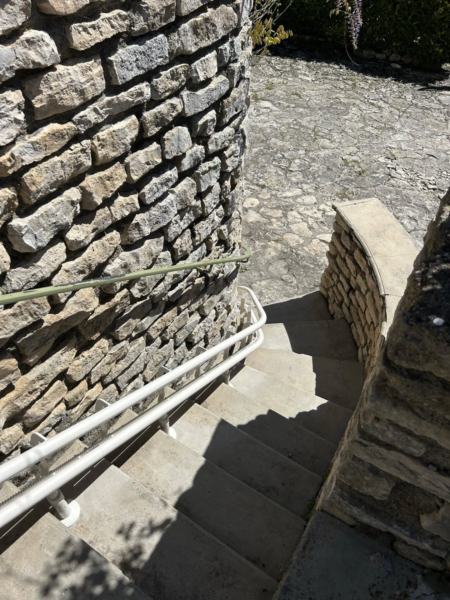 Discrétion, design et confort subliment ce fauteuil monte escalier OTOLIFT TWO à Forcalquier