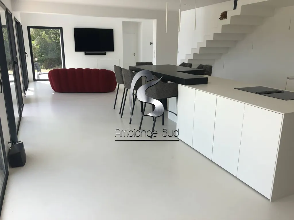 SOL EN BETON CIRE COULE DECORATIF A LA LONDE DES MAURES 83