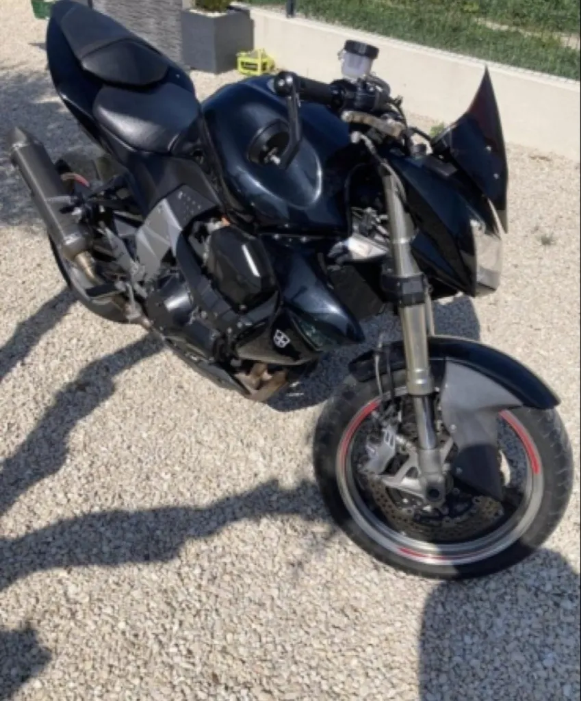 Kawasaki Z1000 : Vente moto Kawasaki Z1000 d’occasion, modèle sportif puissant et fiable en excellent état à Tarascon et Arles