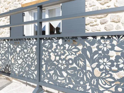 Garde-corps aluminium avec tôle à motif