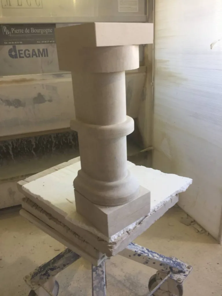 Pilastre ou colonnette en pierre de France, Atelier de taille de pierre Uzès