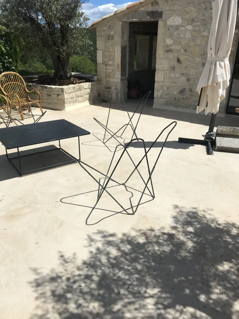 Quelle pierre naturelle choisir pour votre terrasse extérieure durable, esthétique et résistante aux intempéries ?