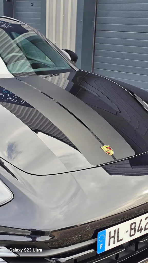 JRM Detailing à Saint-Vit protège le bloc avant de votre Porsche Panamera Turbo S avec un film PPF transparent contre les impacts et projections routières.