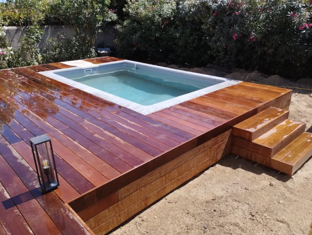 Pose d’une terrasse en bois exotique Itauba de 50 m² autour d’une piscine à Montagnac Proche de Montpellier