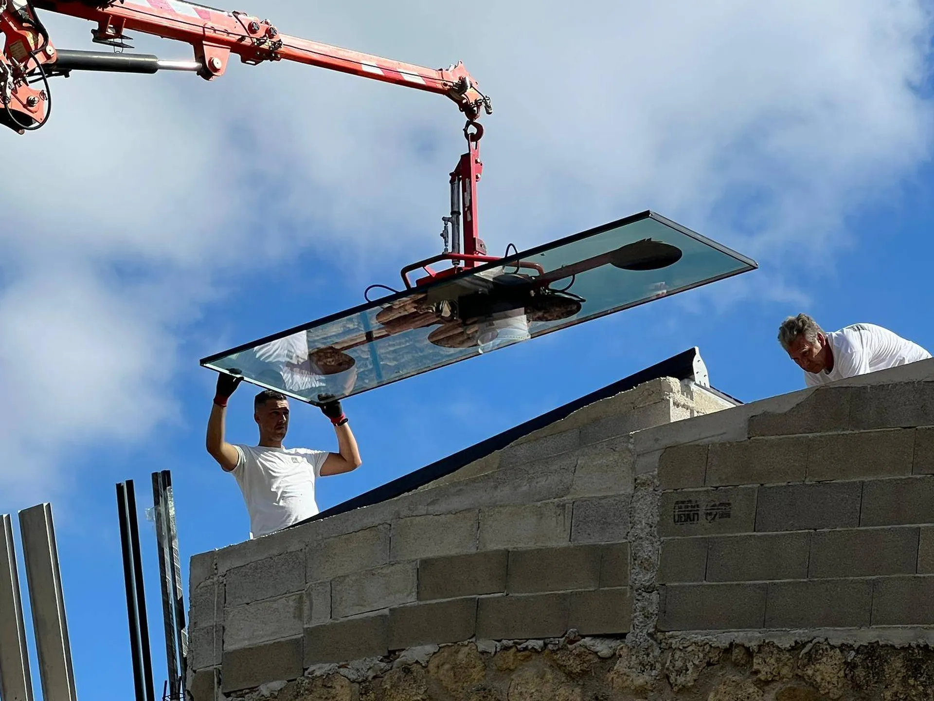 Pose en cours d'une verrière dans une villa à Meyreuil