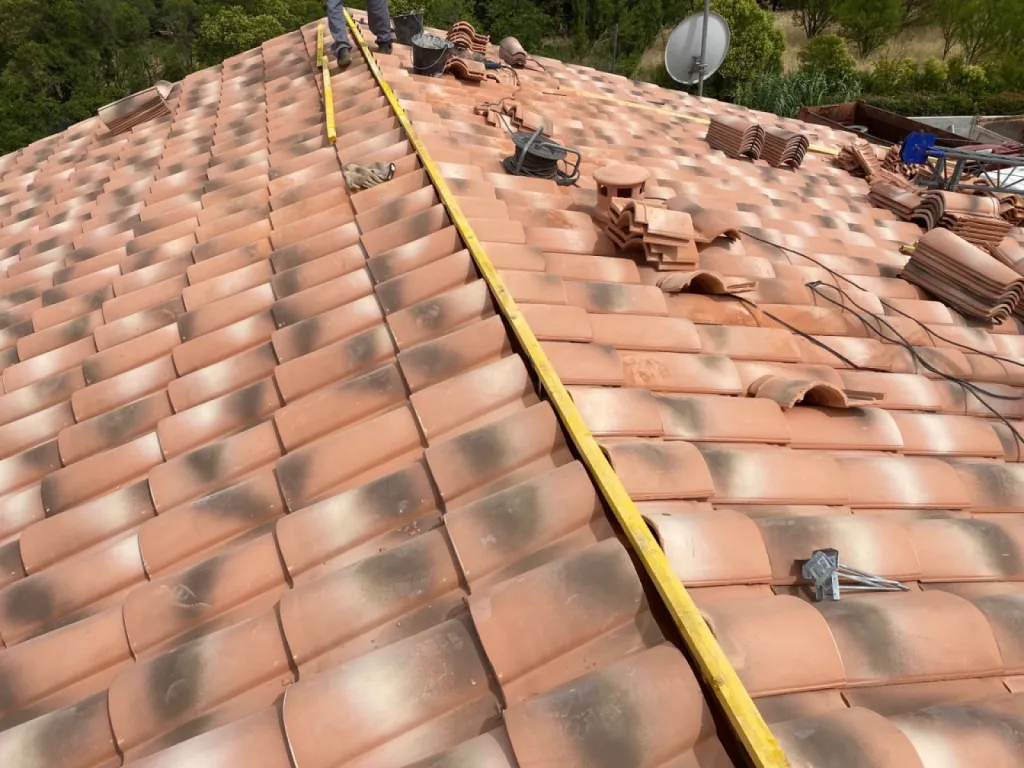 Changement d’une toiture de maison en tuiles Abeilles sur Martigues