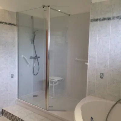 Remplacement baignoire par douche senior sécurisée