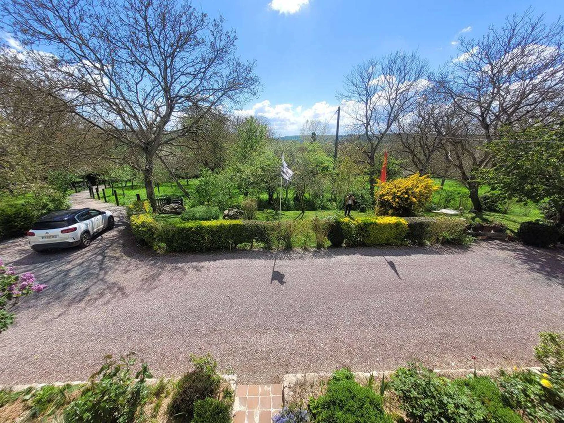 L’Agence Immobilière Terres et Demeures de Normandie située à Lisieux 14100, 41 avenue Victor Hugo, vous propose de venir découvrir dans le Sud du PAYS D'AUGE du CALVADOS, entre LIVAROT 14140 et SAINT-PIERRE EN AUGE 14170, cette petite propriété agri