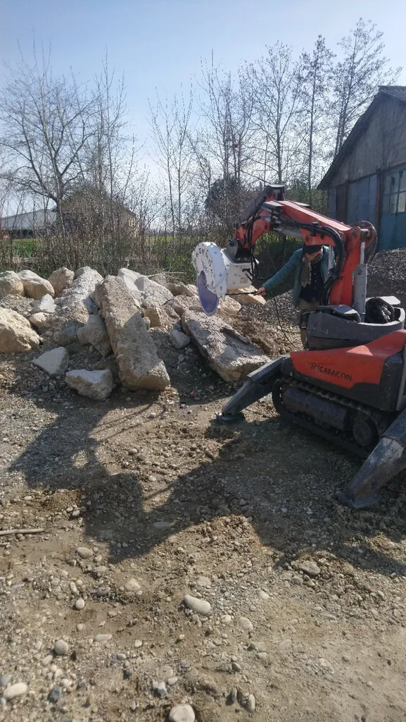 Sciage de matériaux béton et acier rapide gâce à un robot de demolition à Stasbourg