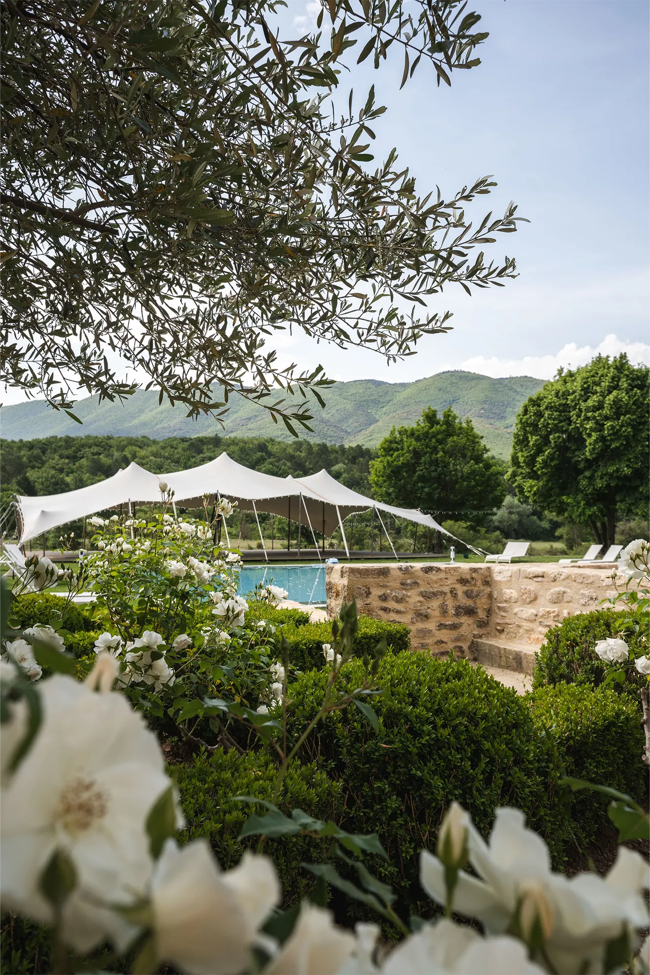 Domaine mariage champêtre accessible depuis la gare Avignon TGV près de Sorgues et Monteux : salle repas extérieur avec prestation chanteur saxo