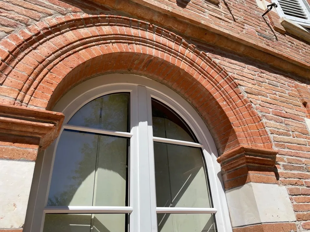 Installation de fenêtre en bois sur mesure à Toulouse cintrée avec double vitrage pour avoir une meilleure isolation phonique