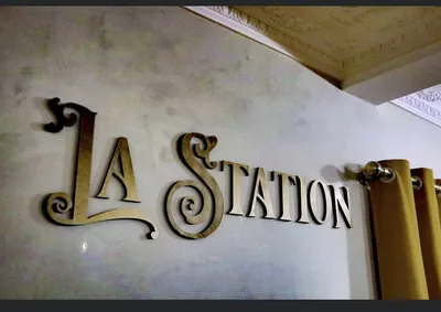 STUC TERRE DU MONDE DANS LE RESTAURANT LA STATION A LA VALETTE DANS LE VAR ET PATINES TERRE ACRYL OR SUR RELIEF LA STATION STATION