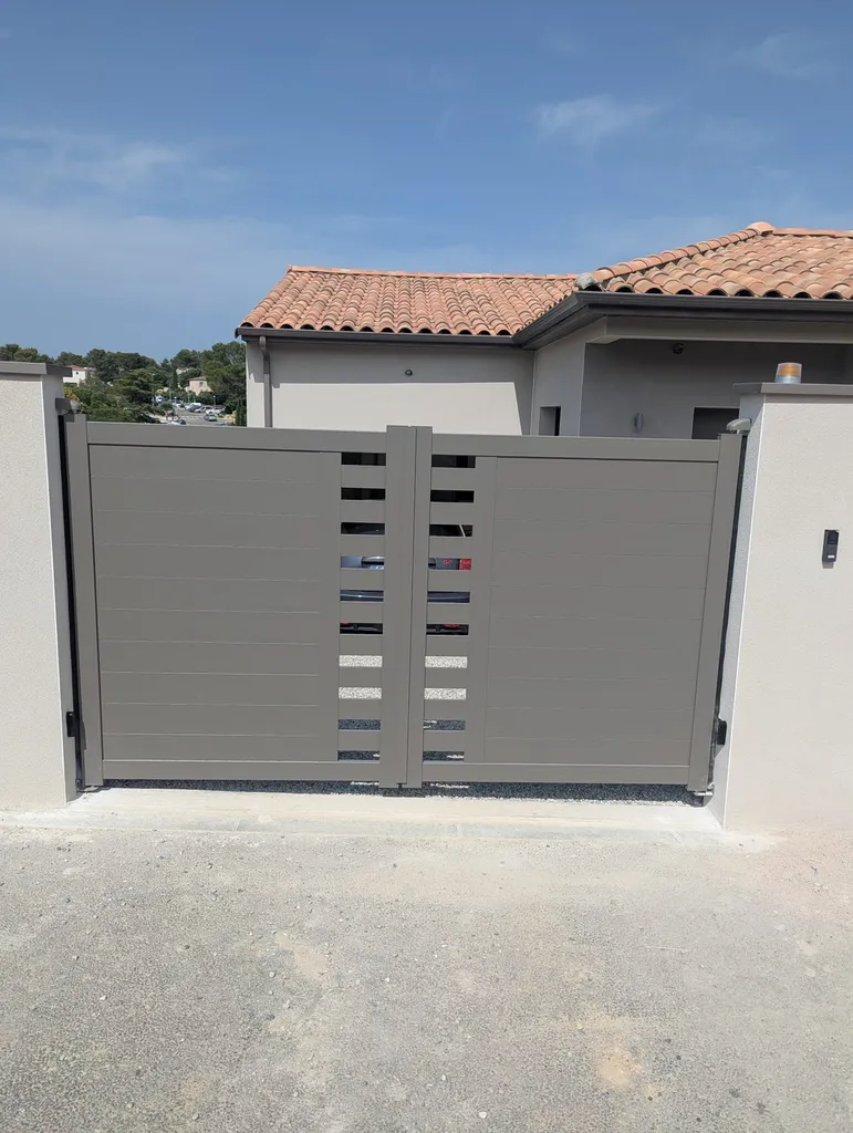 Pose d'un portail battant semi plein en aluminium RAL 7035 dans le Gard