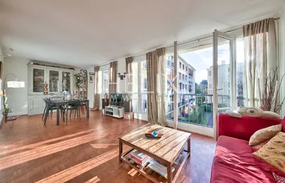 Magnifique appartement traversant de 4 pièces à Saint Germain en Laye, une triple exposition, lumineux et ensoleillé, ascenseur et parking privé dans la résidence proche RER A.