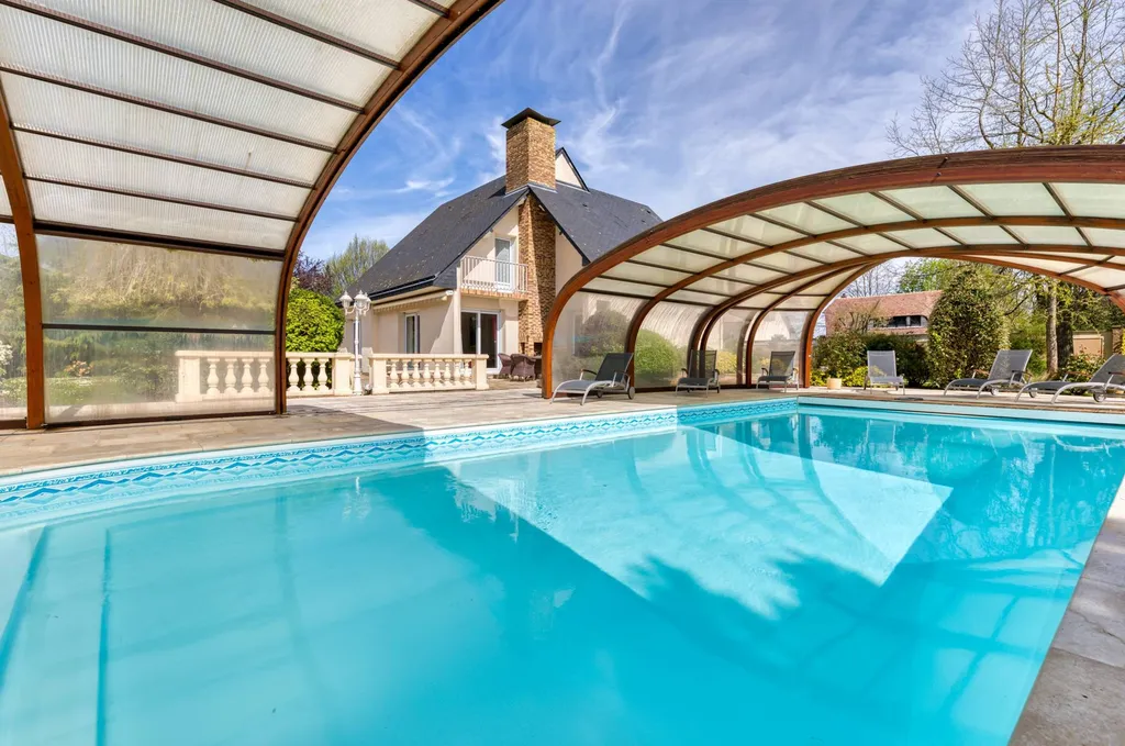 A vendre Maison contemporaine proche des commerces avec piscine