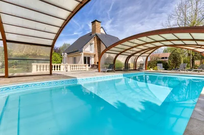 A vendre Maison contemporaine proche des commerces avec piscine