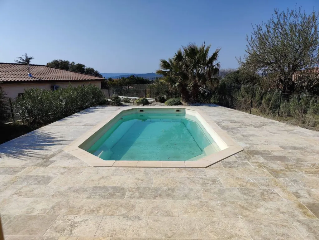 Travertin pierre pour terrasse et plage de piscine en extérieur à NIMES