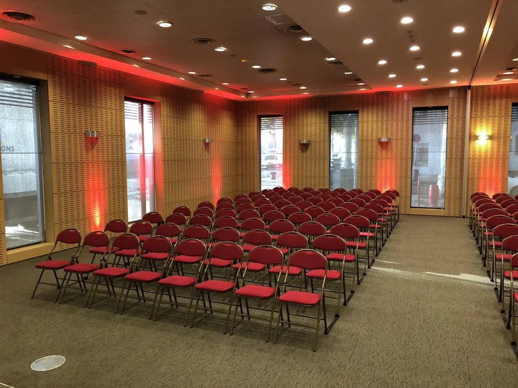 Chaises Super Luxe et Projecteurs BoxKolor