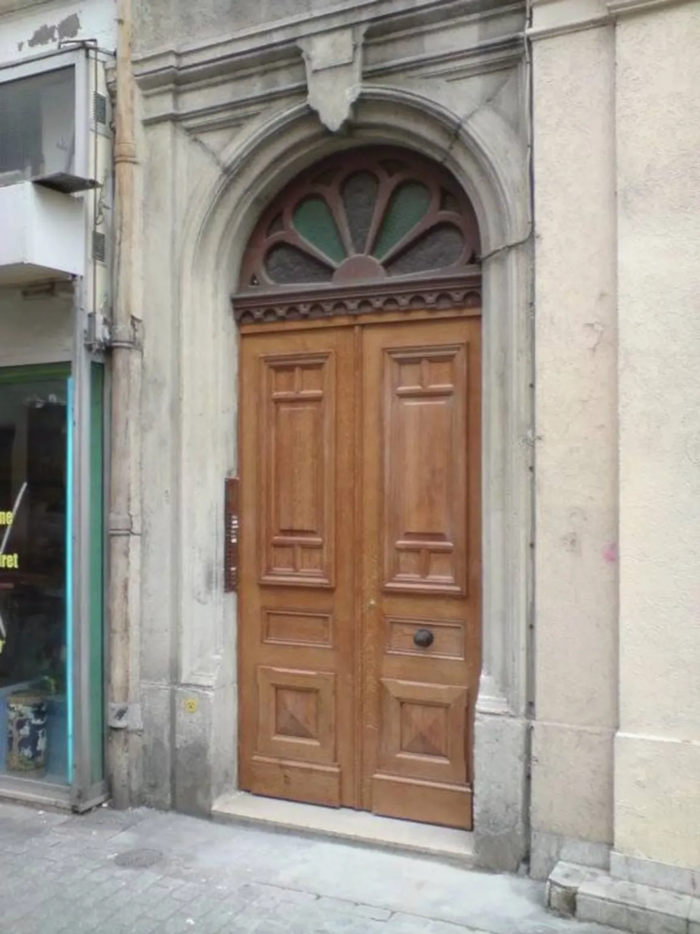 Porte d’entrée d’immeuble en chêne massif à Lyon Croix-Rousse pour préserver le cachet et sécuriser l’accès