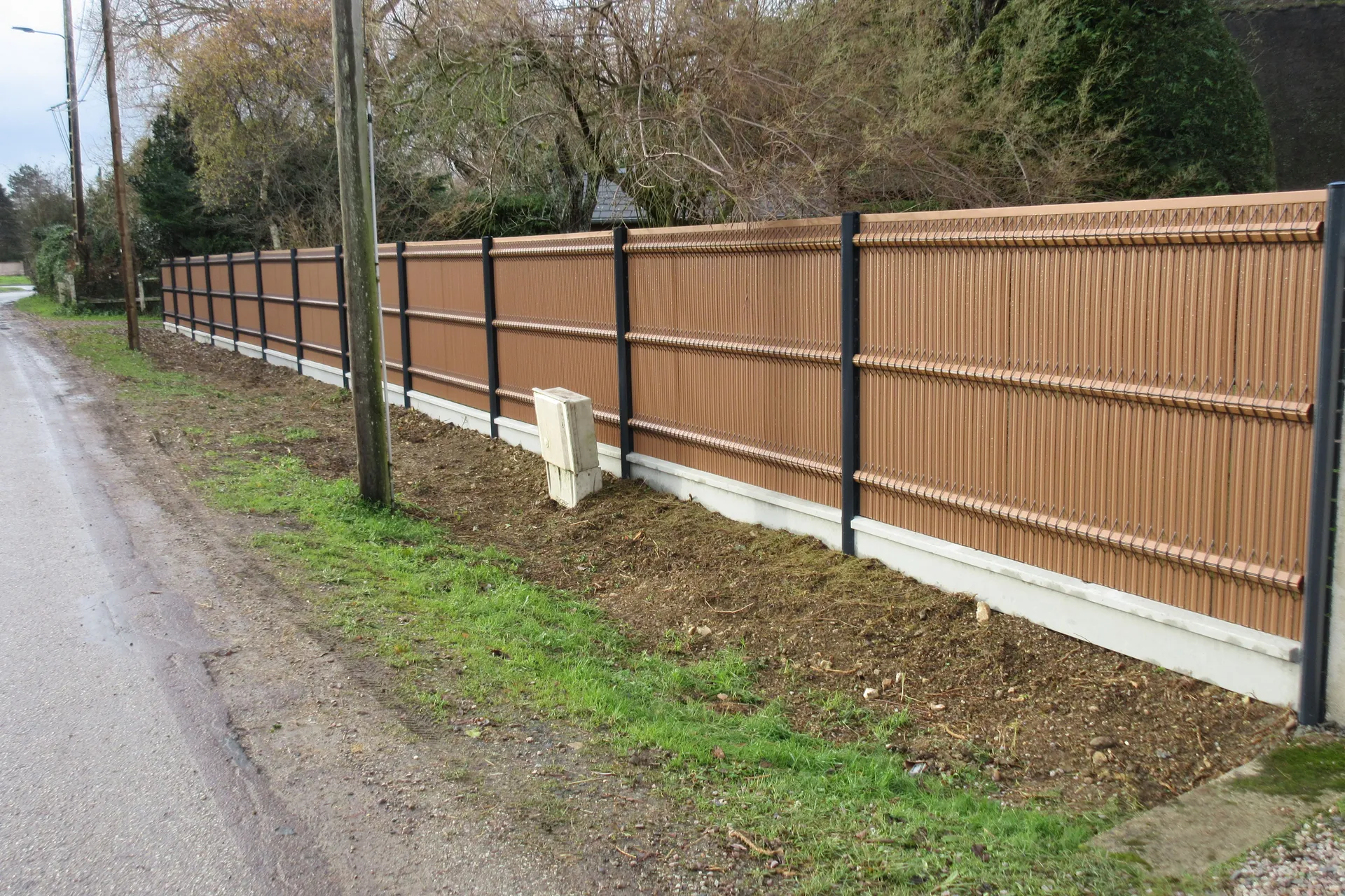 Installation de Clôture PVC occultante, Panneaux rigides avec lattes de protection et Brise-vue à Lisieux dans le Calvados 14 et ses Alentours