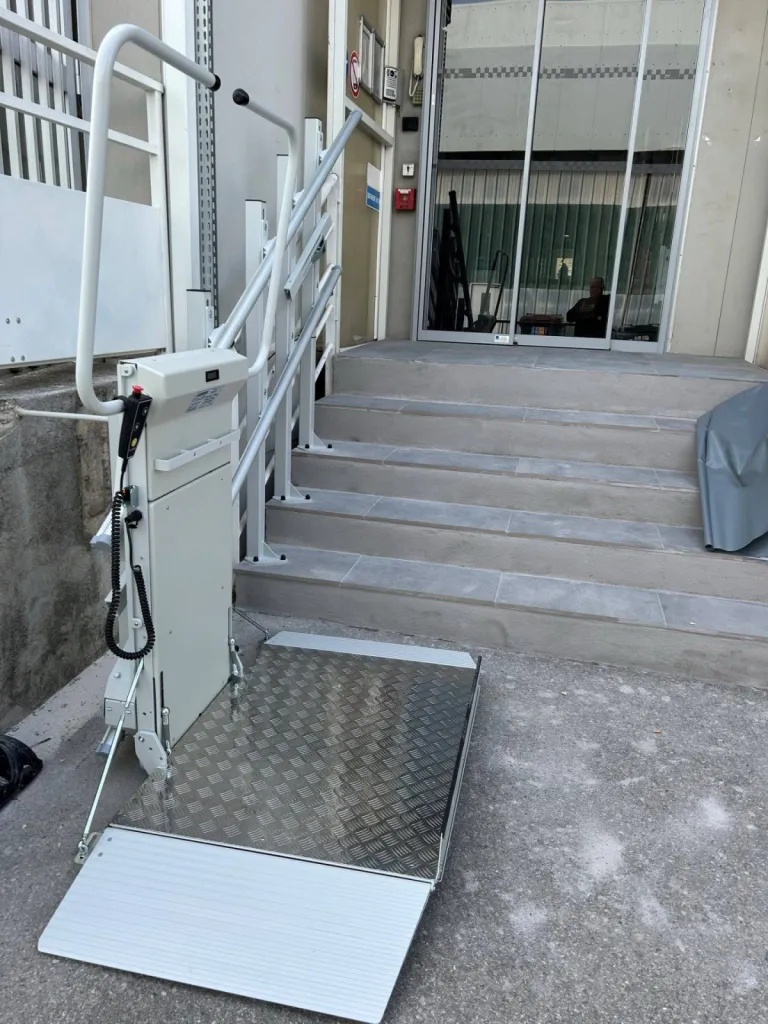 Le design de la plateforme oblique extérieure dans cet escalier droit près de Marseille