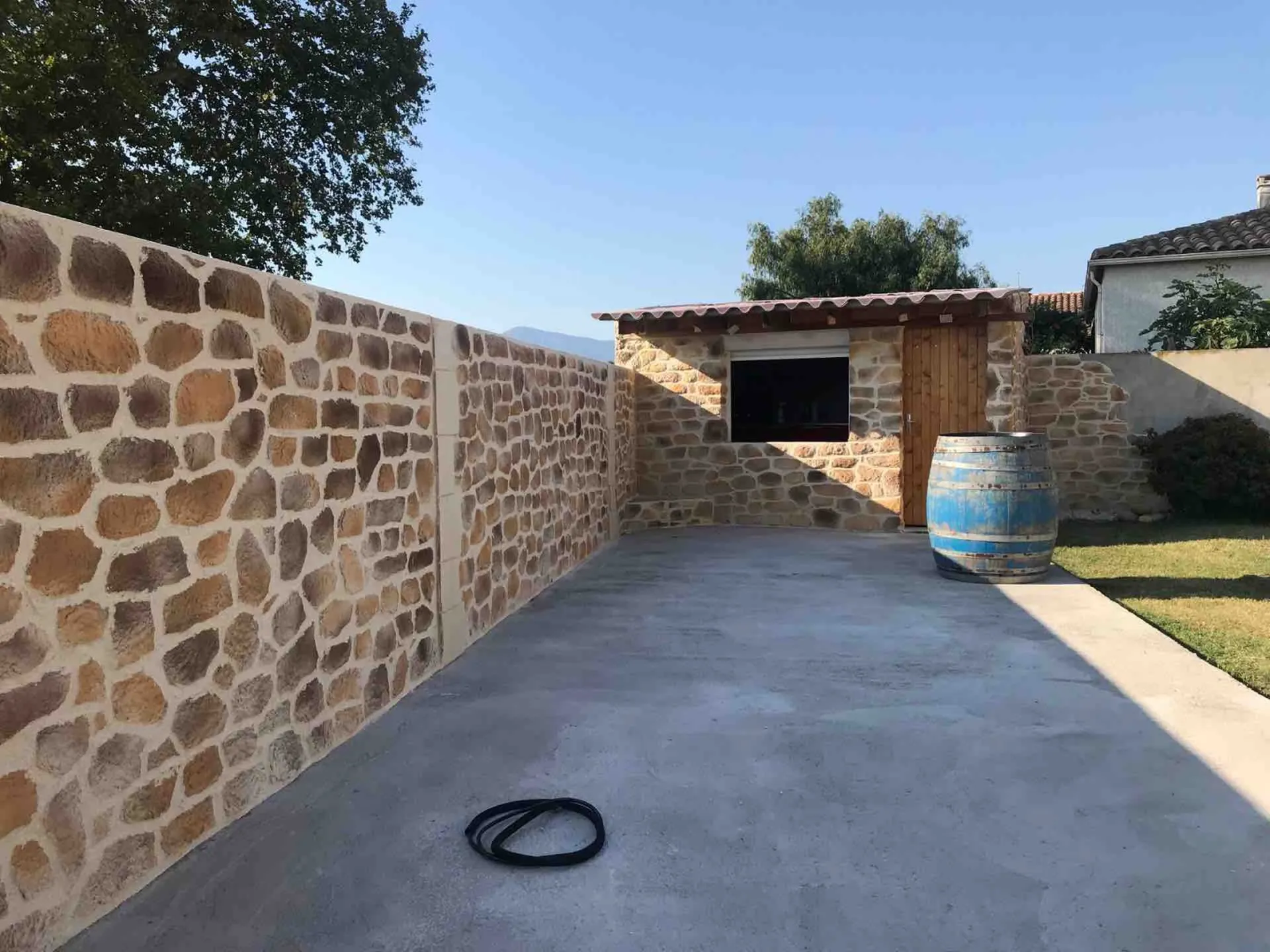 Réalisation d’une décoration pierre  sur murs de clôture à montesquieu dans les Pyrénées orientales proche de Perpignan 