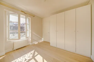 A louer appartement d'exception dans un hôtel particulier en centre-ville de Saint Germain en Laye, 4 chambres, parking, bus lycée international.