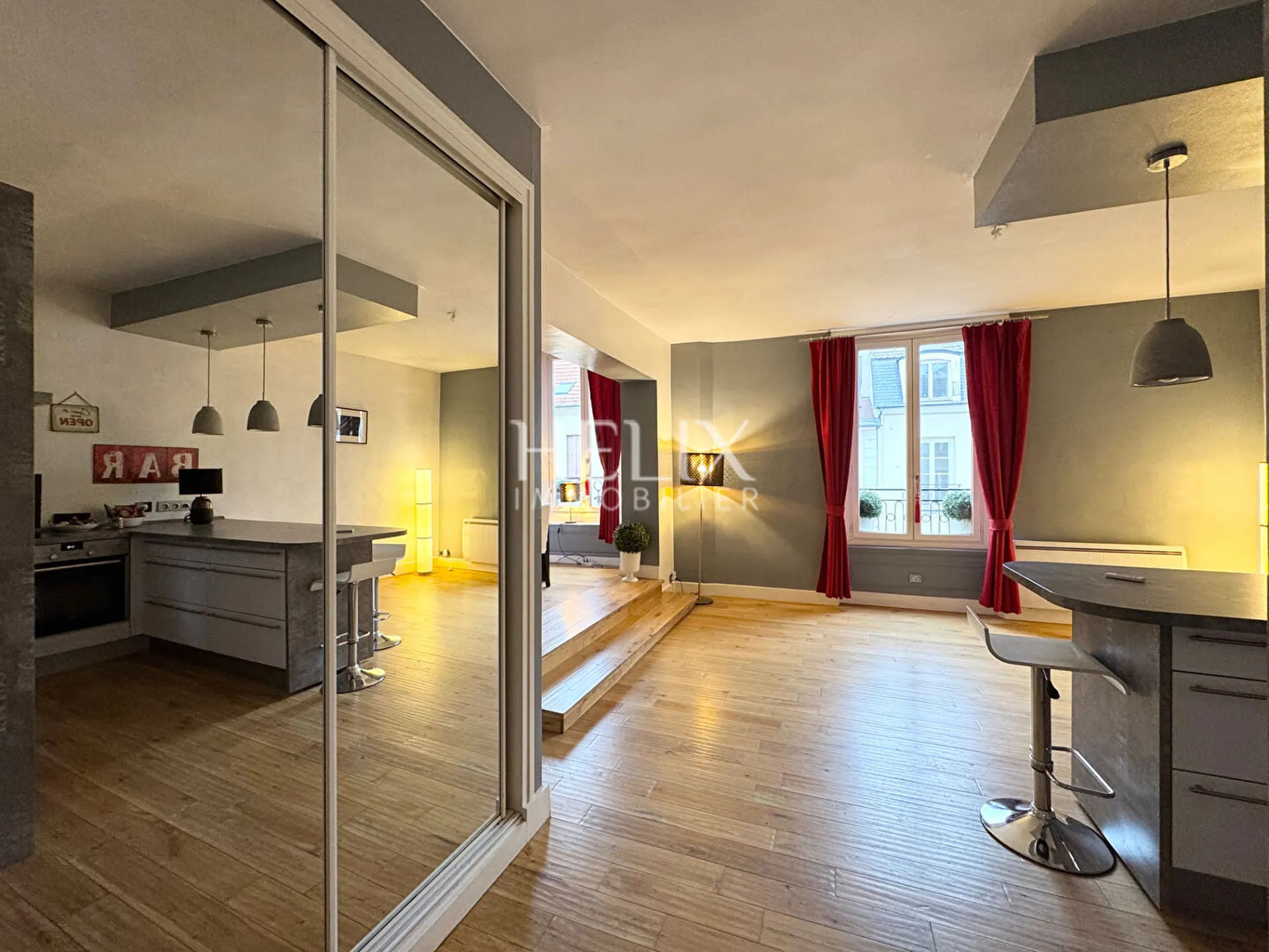 Très bel appartement de 98,14 M2 avec beaucoup de charme situé au coeur du centre ville de Saint-Germain-en-Laye au 2ème étage d'un immeuble ancien extrêmement bien entretenu.